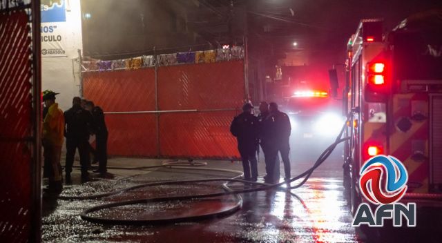 Queman siete vehículos y una moto con bombas molotov; detienen a tres personas