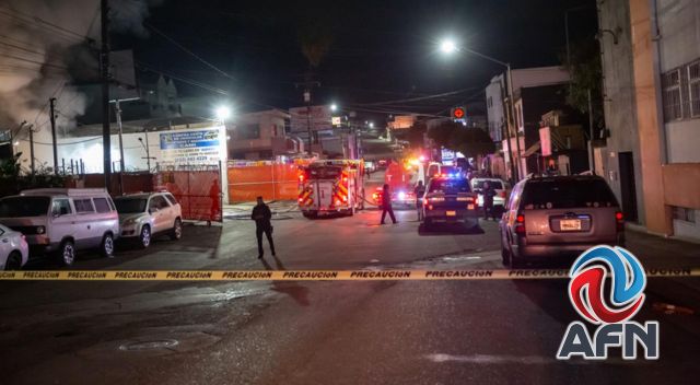 Queman siete vehículos y una moto con bombas molotov; detienen a tres personas