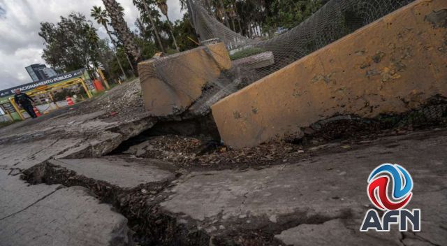 Aparece nuevo socavón en la Vía Rápida Poniente, cerca del Palacio Municipal