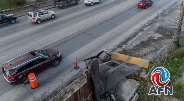 Aparece nuevo socavón en la Vía Rápida Poniente, cerca del Palacio Municipal