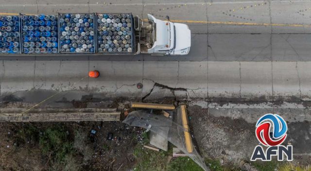 Aparece nuevo socavón en la Vía Rápida Poniente, cerca del Palacio Municipal