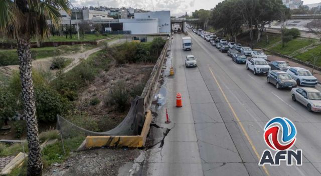 Aparece nuevo socavón en la Vía Rápida Poniente, cerca del Palacio Municipal