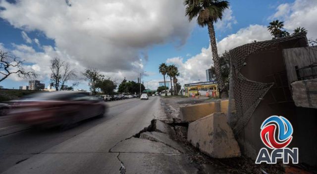 Aparece nuevo socavón en la Vía Rápida Poniente, cerca del Palacio Municipal