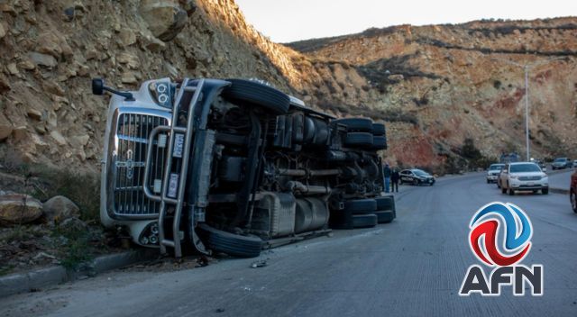 Volcó un tráiler en curva del Corredor 2000
