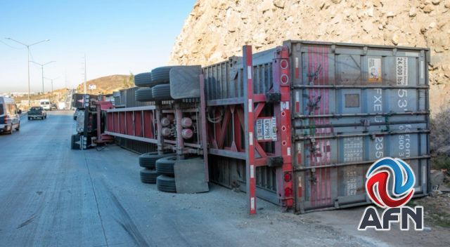 Volcó un tráiler en curva del Corredor 2000