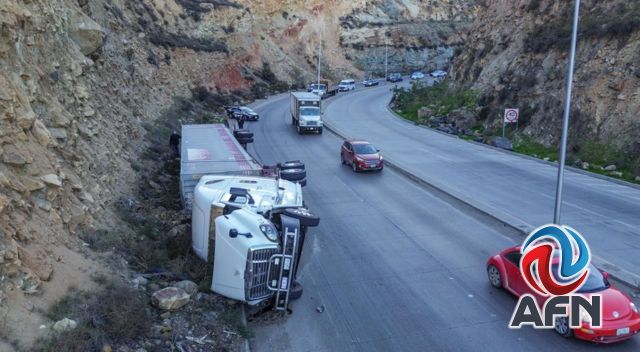 Volcó un tráiler en curva del Corredor 2000