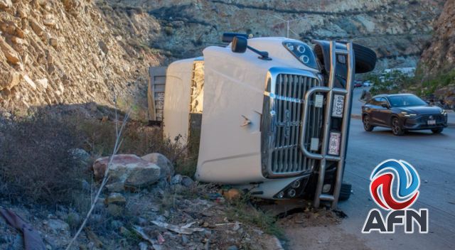 Volcó un tráiler en curva del Corredor 2000