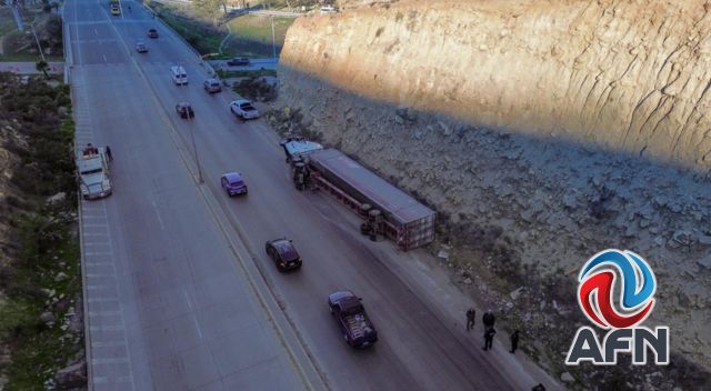 Volcó un tráiler en curva del Corredor 2000