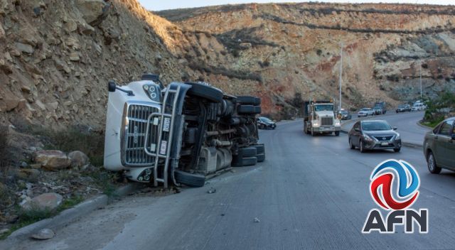 Volcó un tráiler en curva del Corredor 2000