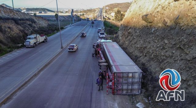 Volcó un tráiler en curva del Corredor 2000