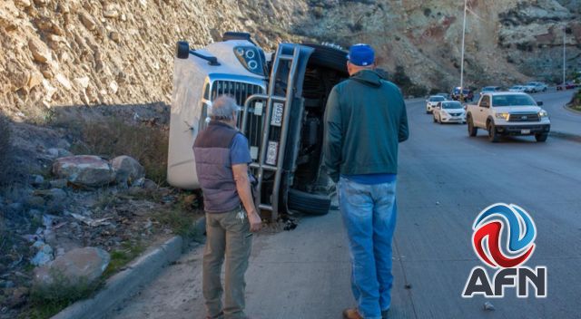 Volcó un tráiler en curva del Corredor 2000