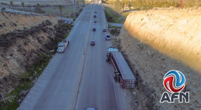 Volcó un tráiler en curva del Corredor 2000