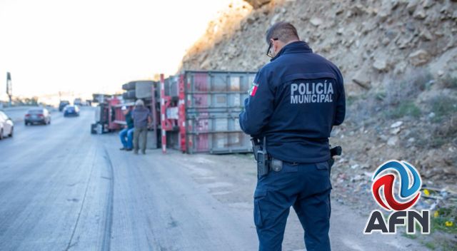Volcó un tráiler en curva del Corredor 2000