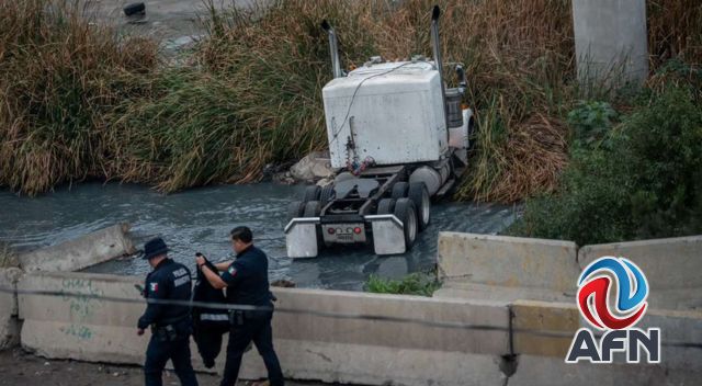 Conductor de un tráiler cayó a la canalización