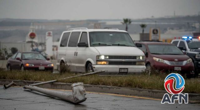 Conductor de un tráiler cayó a la canalización