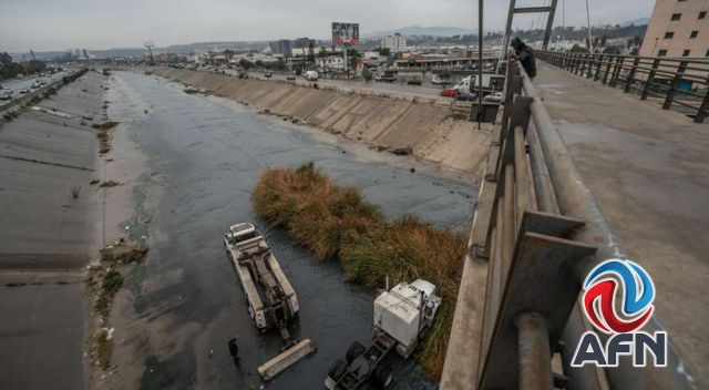 Conductor de un tráiler cayó a la canalización