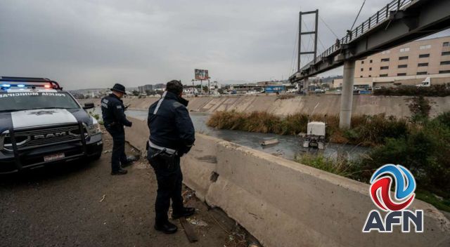 Conductor de un tráiler cayó a la canalización