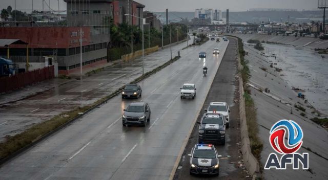 Conductor de un tráiler cayó a la canalización