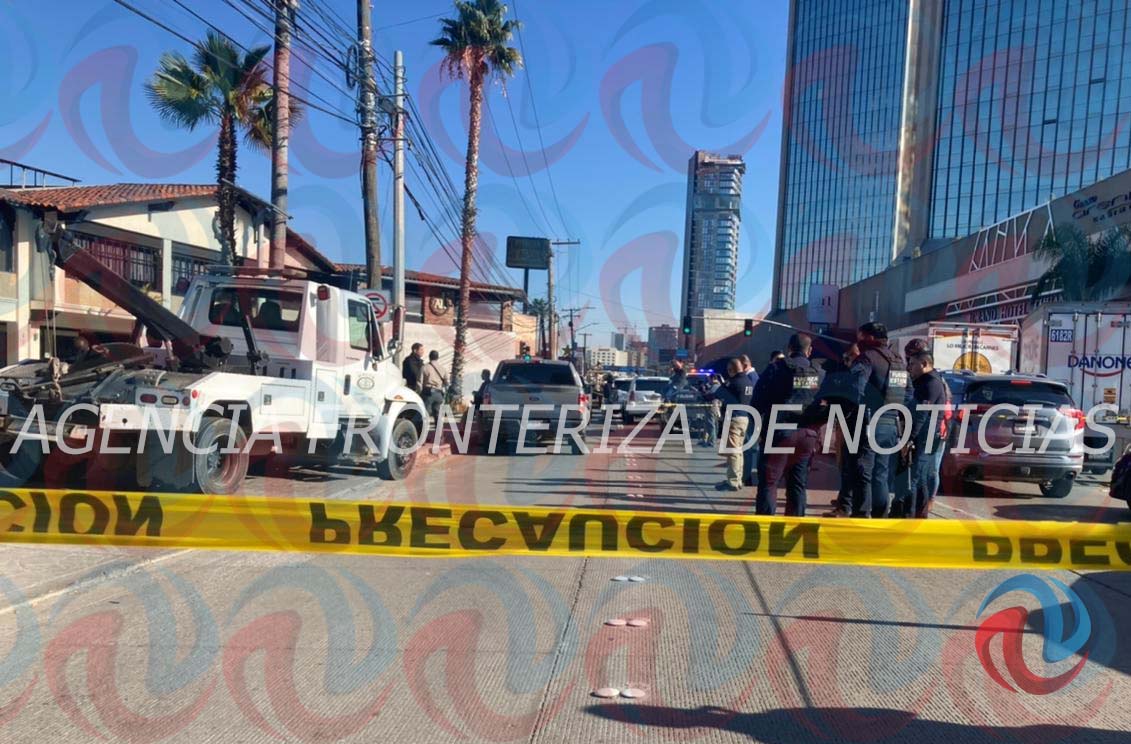 Abandonan camioneta con seis cuerpos en Plaza Conquistador