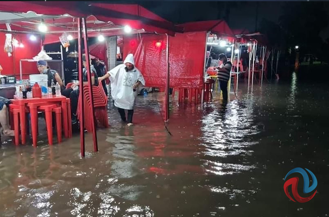 Ni la lluvia en Hermosillo impide la venta de dogos 