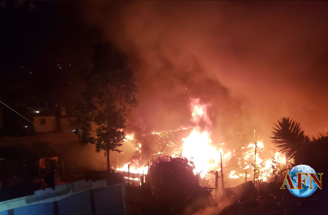 Incendio consume tres viviendas