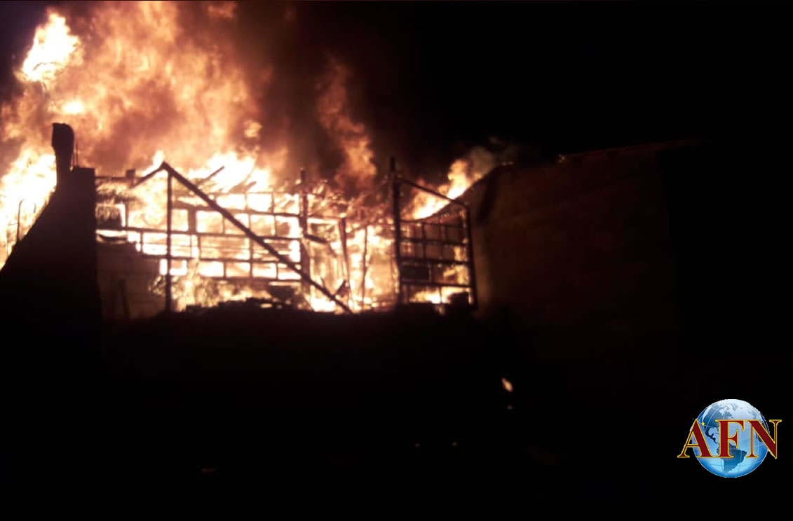 Incendio consume tres viviendas