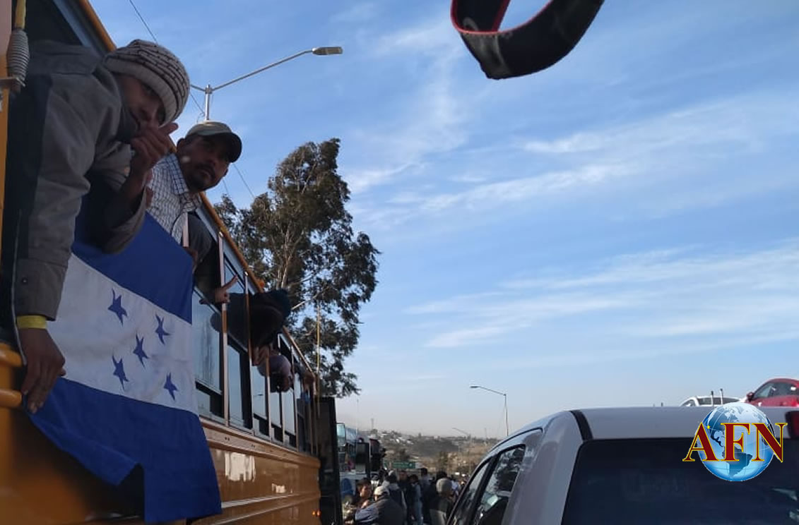 Grupo de migrantes a las puertas de Tijuana