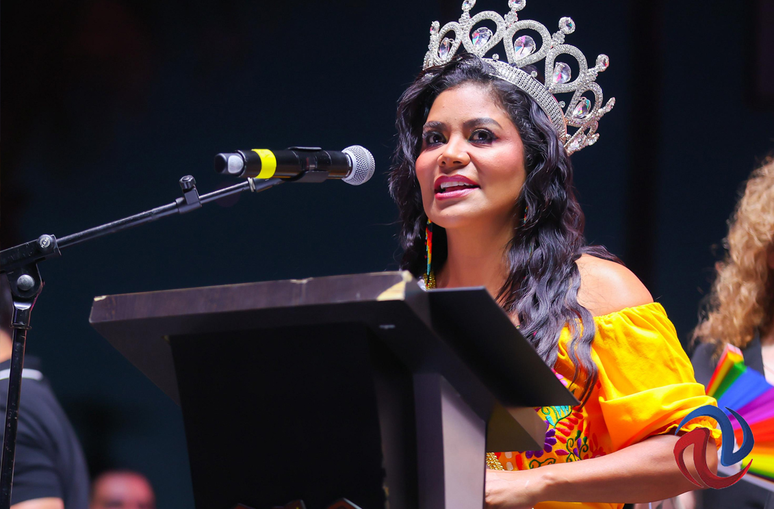 Coronan a Monserrat Caballero como reina del colectivo LGBT