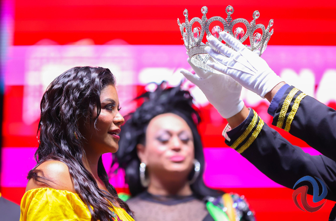 Coronan a Monserrat Caballero como reina del colectivo LGBT