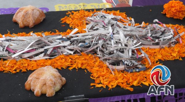 Rinden homenaje a periodistas con altar de muertos en el Ceart