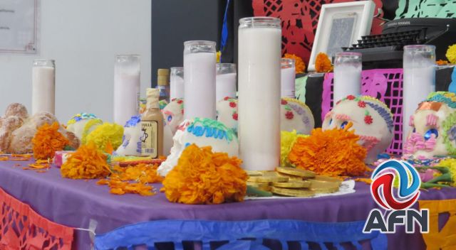 Rinden homenaje a periodistas con altar de muertos en el Ceart