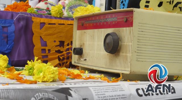 Rinden homenaje a periodistas con altar de muertos en el Ceart