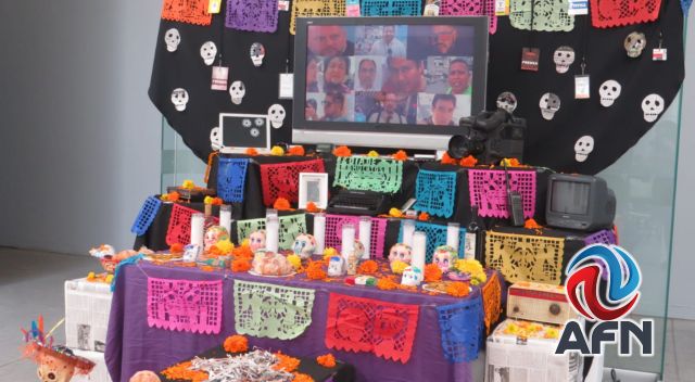 Rinden homenaje a periodistas con altar de muertos en el Ceart