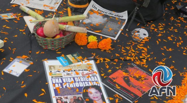Rinden homenaje a periodistas con altar de muertos en el Ceart