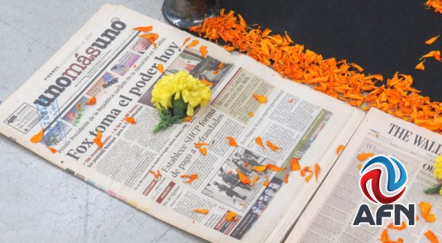 Rinden homenaje a periodistas con altar de muertos en el Ceart