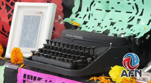 Rinden homenaje a periodistas con altar de muertos en el Ceart