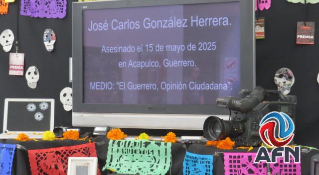 Rinden homenaje a periodistas con altar de muertos en el Ceart