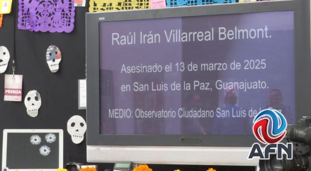 Rinden homenaje a periodistas con altar de muertos en el Ceart