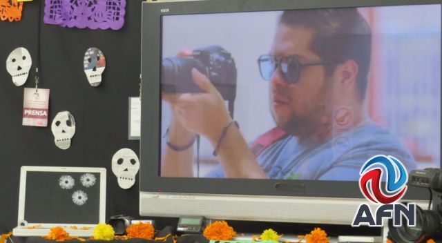 Rinden homenaje a periodistas con altar de muertos en el Ceart