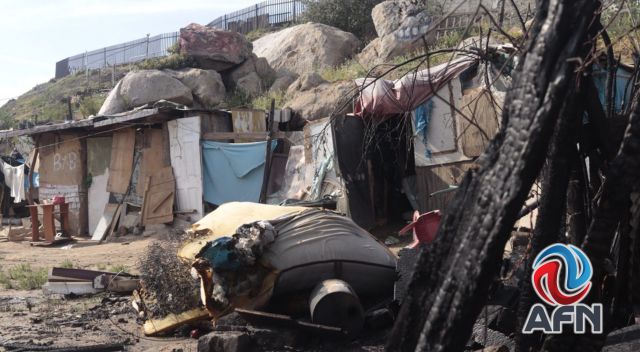 Arden basura y maleza cerca de viviendas en zona de invasión