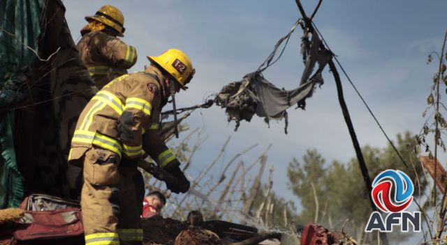 Arden basura y maleza cerca de viviendas en zona de invasión