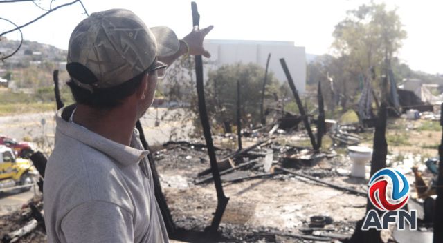 Arden basura y maleza cerca de viviendas en zona de invasión