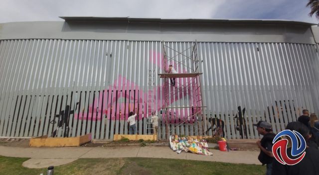 Deported Artist realiza intervención artística en el muro fronterizo