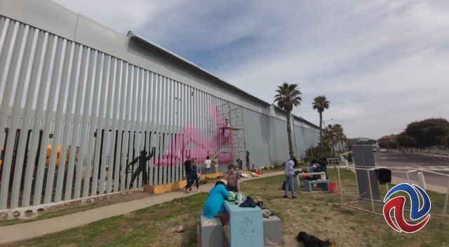 Deported Artist realiza intervención artística en el muro fronterizo