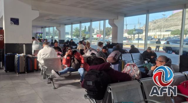 Aumenta demanda de autobuses por vuelos cancelados en aeropuerto