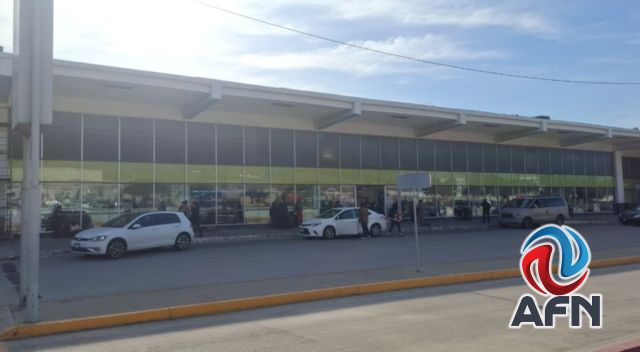 Aumenta demanda de autobuses por vuelos cancelados en aeropuerto