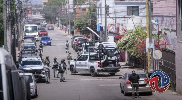 Encuentran tres cadáveres encobijados en un auto estacionado
