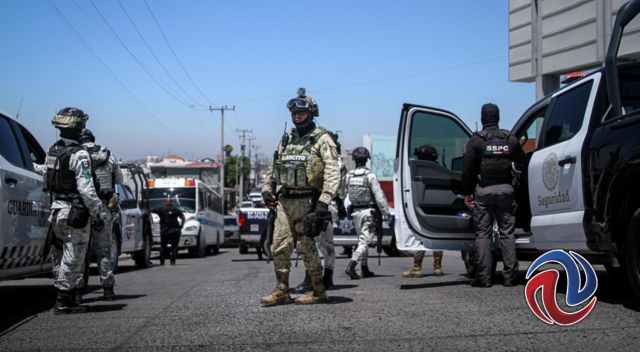 Encuentran tres cadáveres encobijados en un auto estacionado