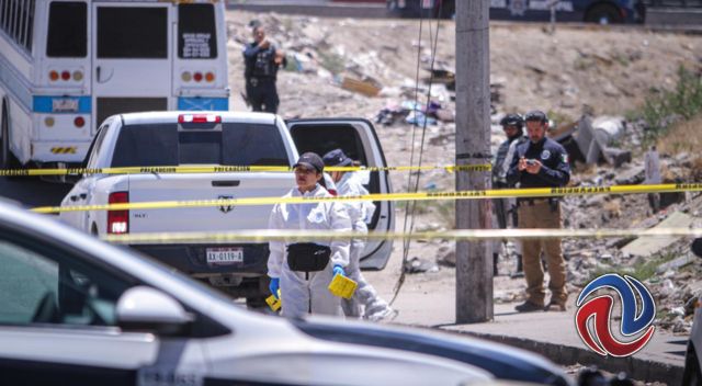 Encuentran tres cadáveres encobijados en un auto estacionado