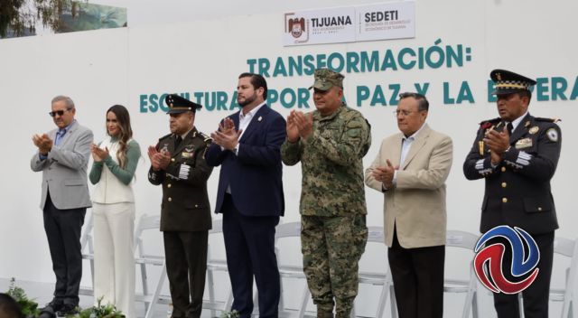 Exhiben esculturas hechas con piezas de armas de fuego